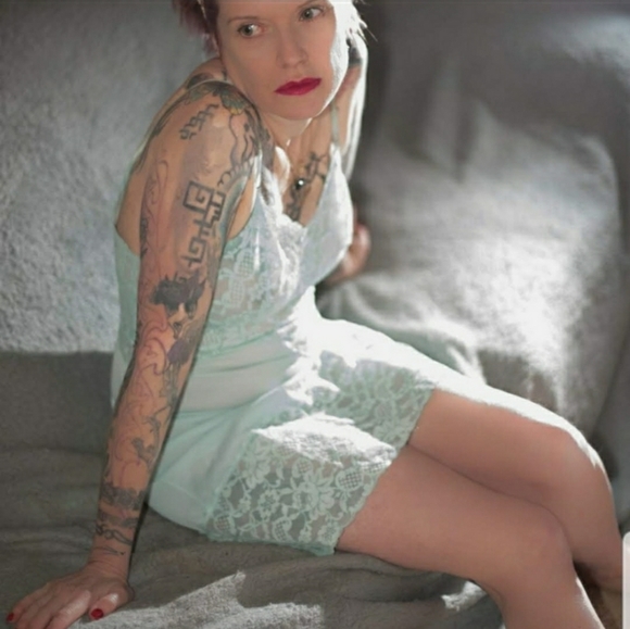 Vintage lace and nylon slip - Picture 3 of 3